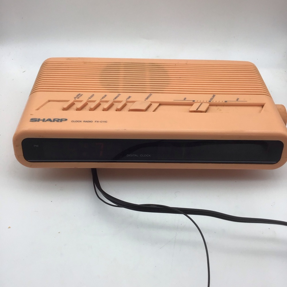 Pink/Peach Sharp 1980’s AM/FM digital Radio Alarm clock